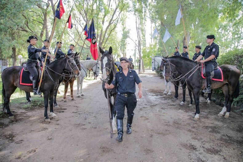 La salida de los tres caballos representa no solo el final de su vida operativa, sino también un reconocimiento a años de servicio en tareas clave
