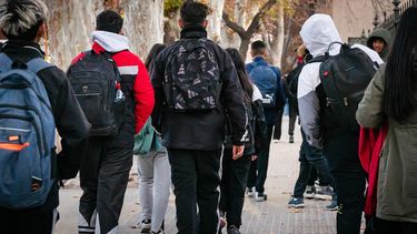 Secundaria: la repitencia en las escuelas estatales triplica a la de las privadas.