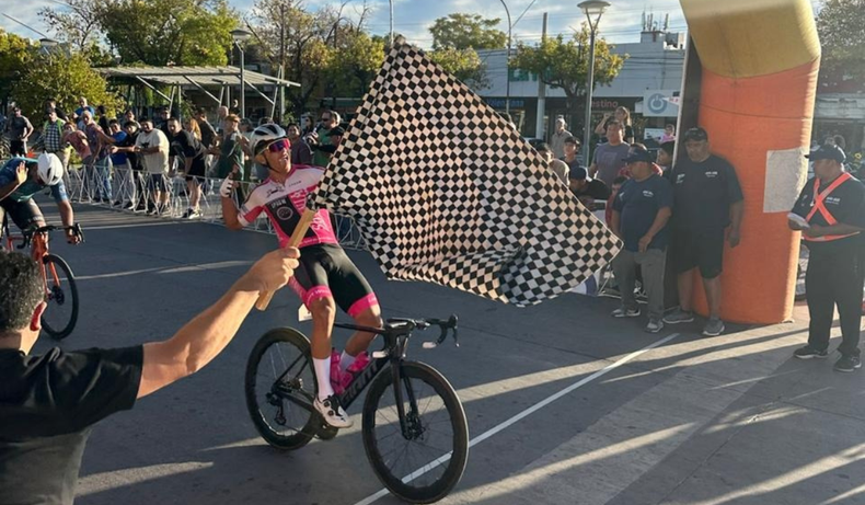 Mauricio Páez, ganó la segunda etapa de la Vuelta Ciclística de General Alvear.
