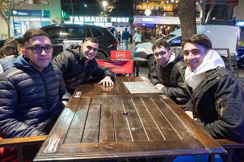 A pesar del frío, los jovenes salieron a festejar.