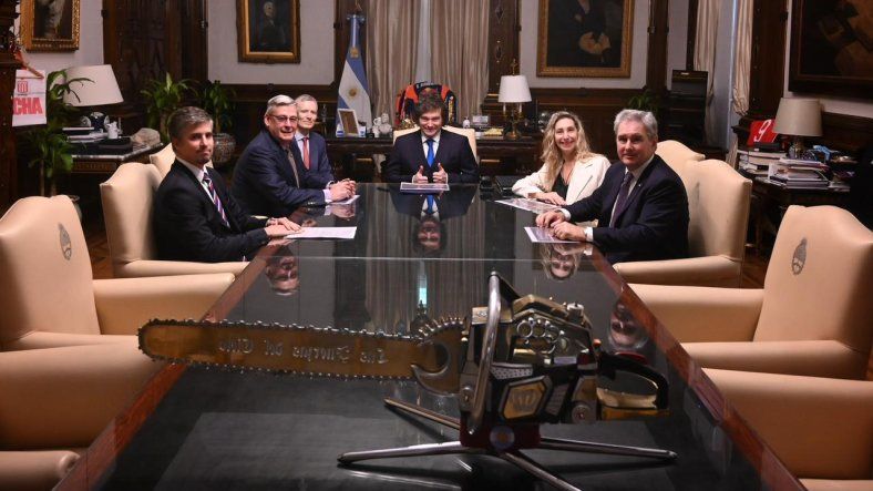 Javier Milei con los directivos de Vicuña en Casa Rosada Javier Milei con los directivos de Vicuña en Casa Rosada