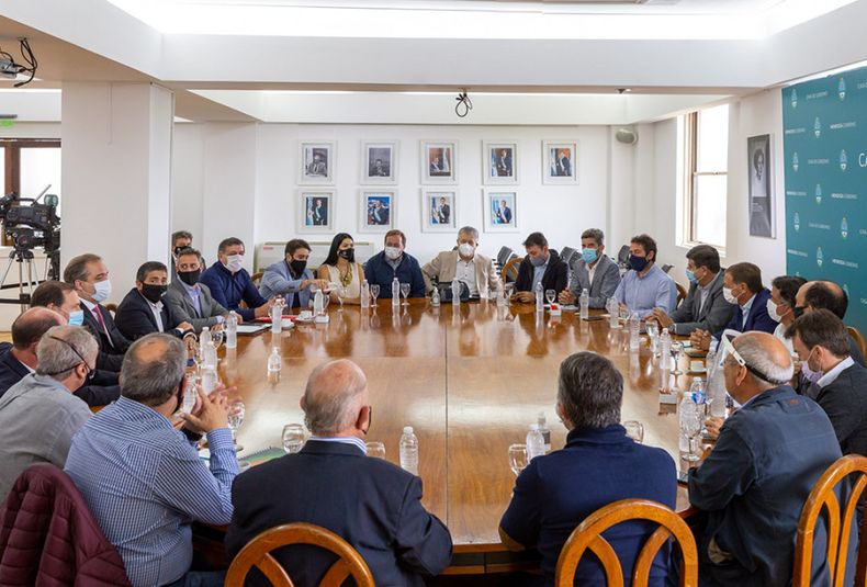 ministro de Hacienda y Finanzas, Lisandro Nieri; el director general de Escuelas, José Thomas y la intendenta de Santa Rosa, Flor Destéfanis, reunion intendentes