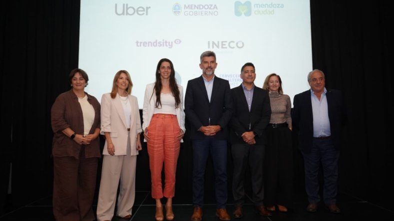 El intendete de la Ciudad de Mendoza junto a directivos de Uber, BdA, Quilmes y las investigadoras