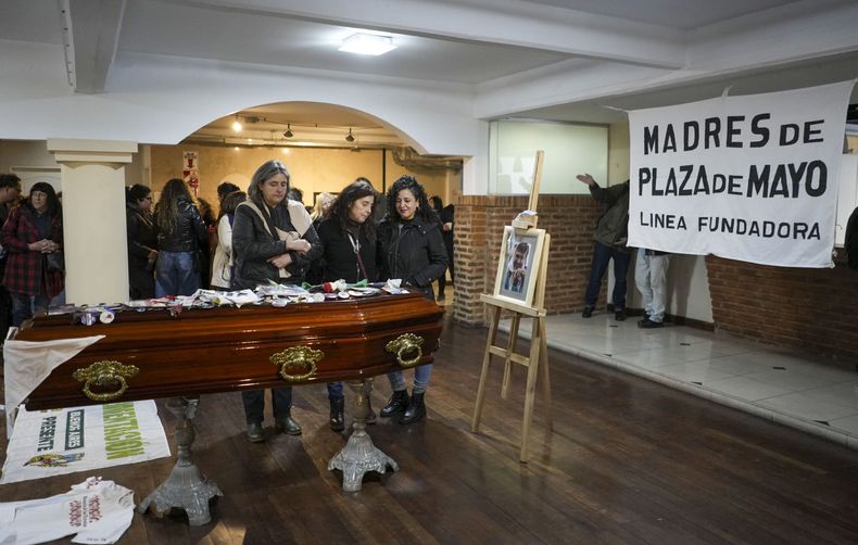 Los restos de la histórica referente de Madres de Plaza de Mayo Línea Fundadora, Taty Almeida son despedidos en la sede de Foetra, ubicada en Hipólito Yrigoyen 3171, en el barrio porteño de Balvanera. El velatorio comenzará este lunes 15 de junio, de 14 a 24, mientras que el martes continuará entre las 8 y las 12.. FOTO NA: DANIEL VIDES