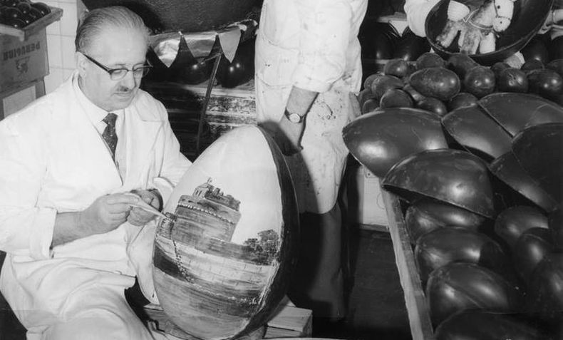 Elaboración de huevos de Pascua en Buenos Aires en el año 1961 (Foto Archivo General de la Nación).