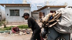 Un informe privado estima que la pobreza alcanzó a 15 millones de personas en Argentina Un informe privado estima que la pobreza alcanzó a 15 millones de personas en Argentina