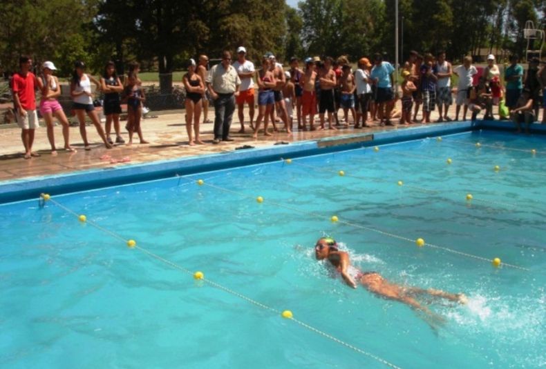16 En la pileta del Polideportivo Municipal Nº 1 se disputó la 1ª fecha del circuíto sanrafaelino de natación 2016. Domingo 17 01 16