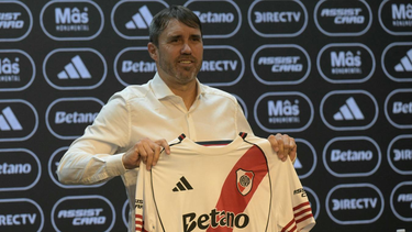 Eduardo Coudet fue presentado oficialmente como nuevo director técnico de River Plate en el estadio Monumental. Eduardo Coudet fue presentado oficialmente como nuevo director técnico de River Plate en el estadio Monumental.
