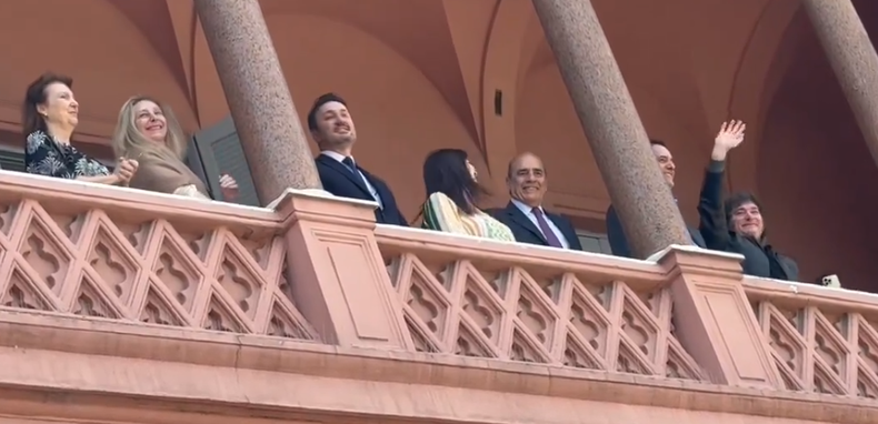 Javier Milei salió al balcón de Casa Rosada para saludar, pero fue sorprendido por una protesta