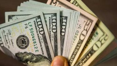 La cotización del dólar minorista cerró a $ 105,22 y en octubre acumuló un avance de 0,88%