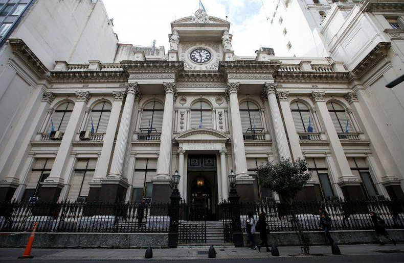 Mejora la entrada de dólares al Central pero salen tam rápido como entran