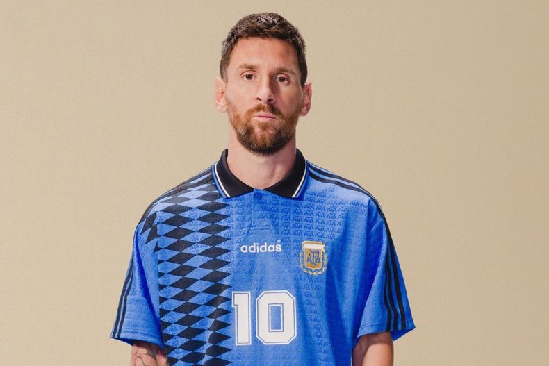 Lionel Messi con la nueva casaca de Argentina.