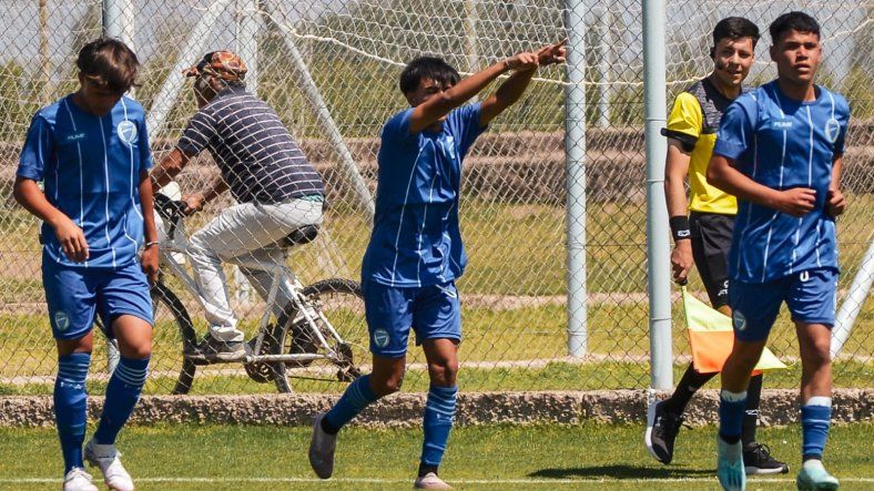 Joaquín Juri, delantero del Tomba, es uno de los juveniles que más expectativas genera en el club. Joaquín Juri, delantero del Tomba, es uno de los juveniles que más expectativas genera en el club.