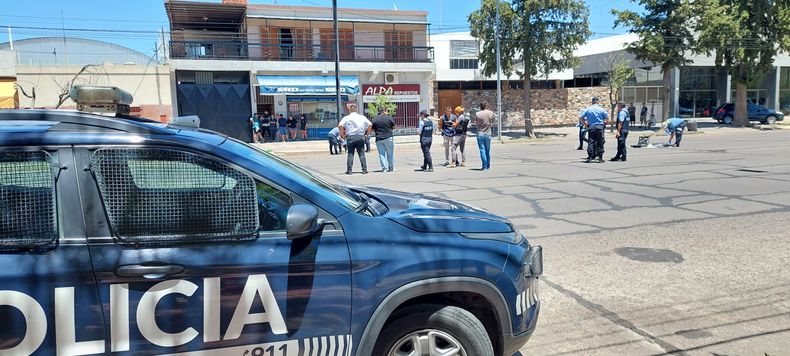 Disparos y un ex convicto aprehendido: intentó quemar a la Policía