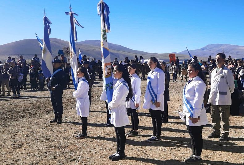 Abanderados y escoltas de la Escuela Peregrina Cantos.