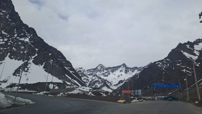 Mucho frío y nevadas este domingo en el Paso Cristo Redentor.
