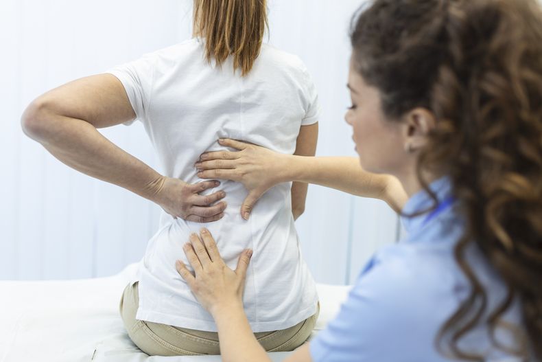 La fibromialgia afecta mayormente a mujeres y puede aparecer en cualquier etapa de la vida.