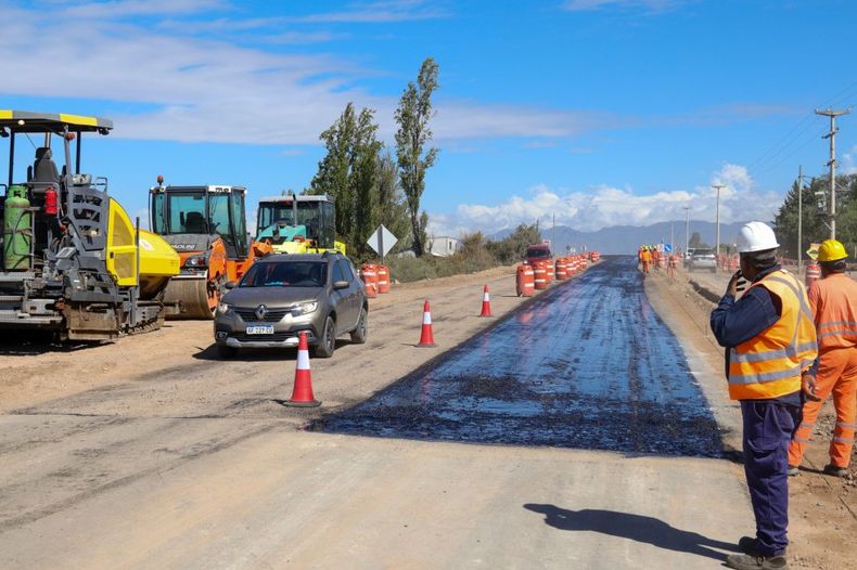 Inició la pavimentación del tercer tramo de la Ruta Provincial 82 y piden precaución a conductores. Foto: Prensa de Gobierno de Mendoza.