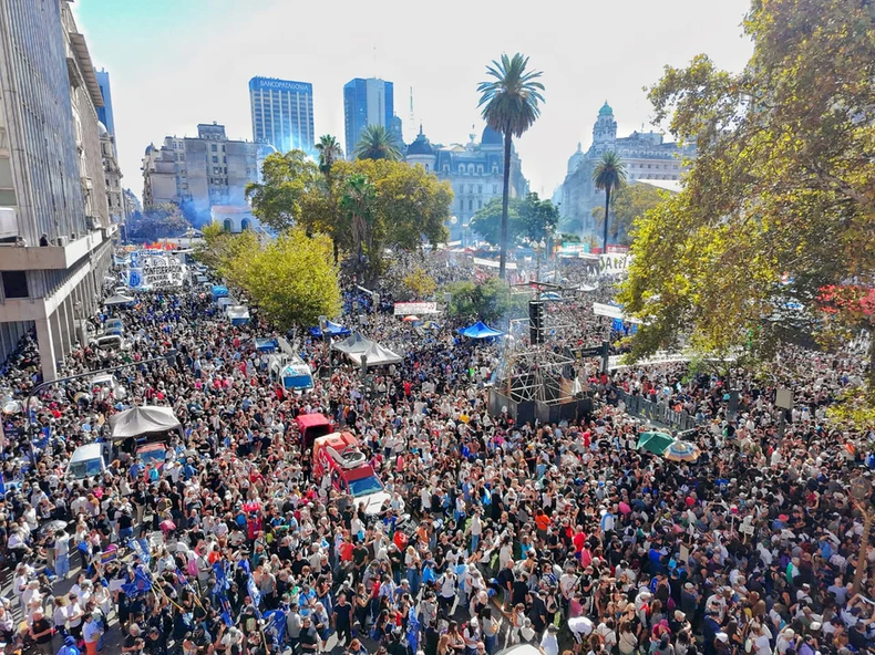Día de la Memoria: masiva marcha a 50 años del golpe con reclamo renovado por los desaparecidos.