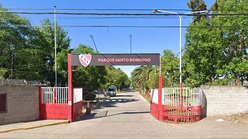 El fútbol del Diablo en el centro de la escena.