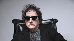 En el Día del Maestro, Charly García regresa a la escena con un nuevo álbum que trae estrenos y reversiones.