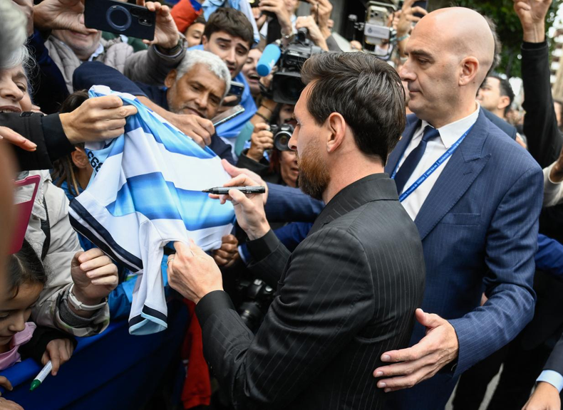 Lionel Messi se acercó a los fanáticos que lo esperaban en Oviedo y firmó camisetas antes de la entrega del premio.