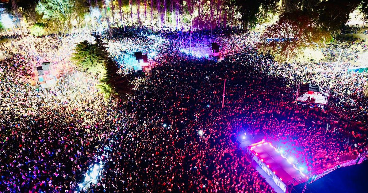 Una multitud disfrutó de Primavera en el Parque en el Parque Yrigoyen ...