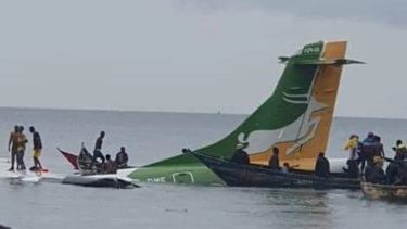 un avion con 43 personas se estrello en un lago de tanzania