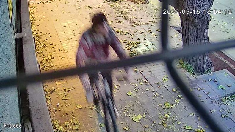 El sospechoso captado en una cámara de seguridad de la Cuarta Sección de la Ciudad de Mendoza. 