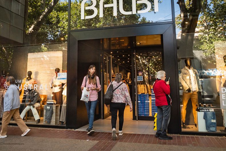 Con un consumo que no repunta, los locales de ropa ofrecen precios similares a los del año pasado.