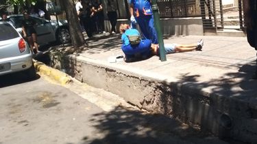Otro crimen en Maipú: lo asesinaron de una puñalada frente a una escuela