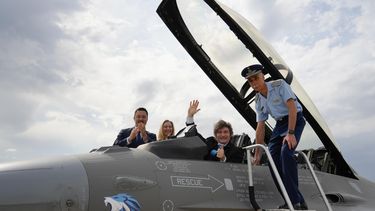 Javier Milei presentó a los F-16 como a los nuevos custodios del espacio argentino. Javier Milei presentó a los F-16 como a los nuevos custodios del espacio argentino.