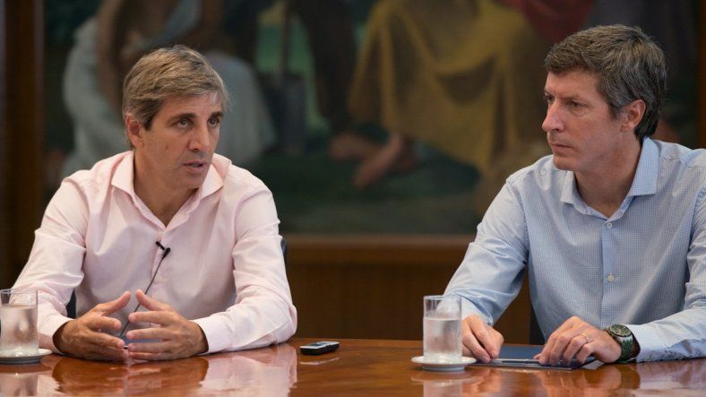 Luis Caputo y Santiago Bausili aseguran que tienen los dólares para pagar hasta 2026