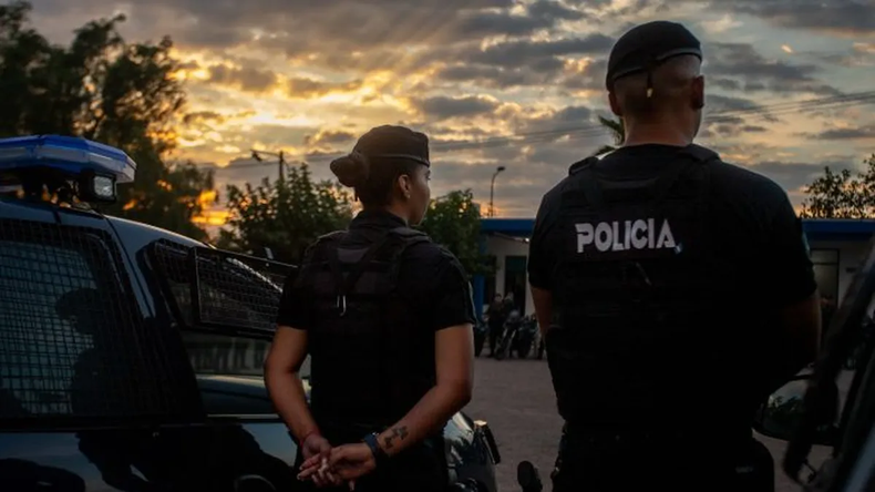El efectivo habría utilizado como argumento una persecución para ingresar de manera ilegal a una vivienda.