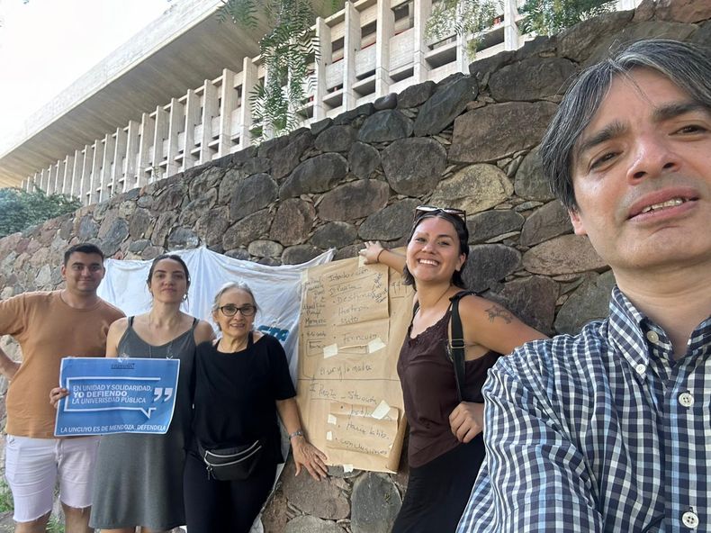 Alejandra Ciriza dictando clases públicas en la UNCuyo