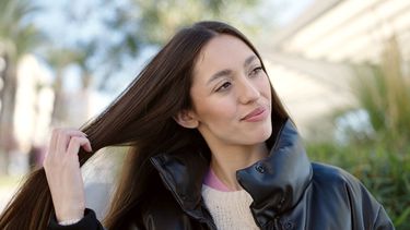 Tocarse el pelo a cada rato: qué dice la psicología sobre este curioso gesto