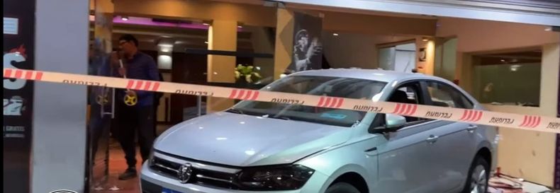 Grave accidente en Godoy Cruz: un auto chocó en el teatro Plaza.