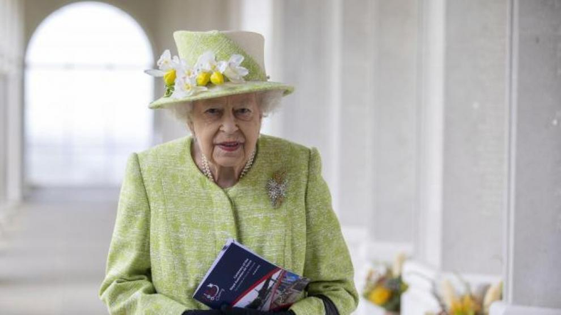 La reina Isabel suspende reuniones por recomendación médica