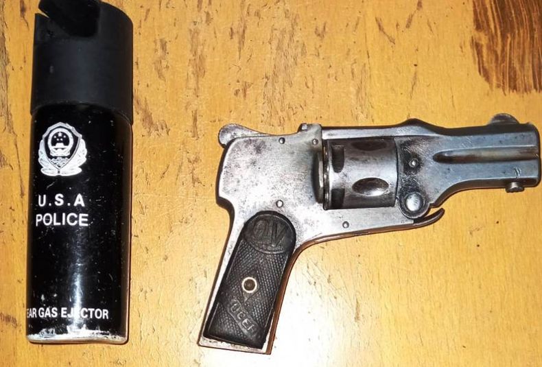 Arma y gas pimienta