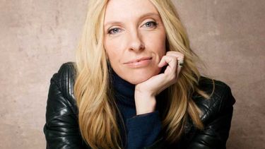 Toni Collette brilla en esta miniserie de Netflix.