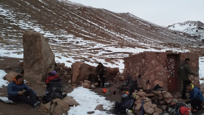 Cuatro ciudadanos fueron rescatados por efectivos del Grupo Especializado en Alta Montaña.