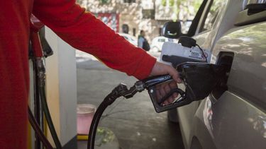 Axion y Shell suben los precios de las naftas y gasoil: ¿qué pasa con YPF?