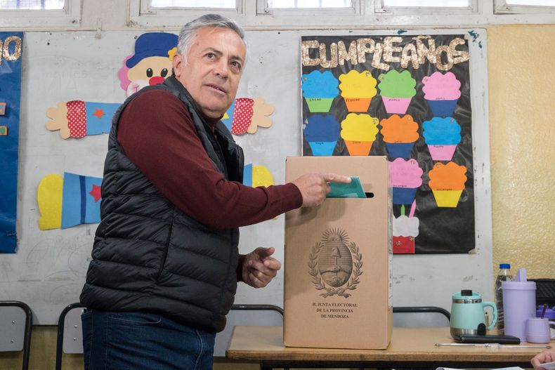 Alfredo Cornejo, al emitir su voto hoy en una escuela de Godoy Cruz Alfredo Cornejo, al emitir su voto hoy en una escuela de Godoy Cruz