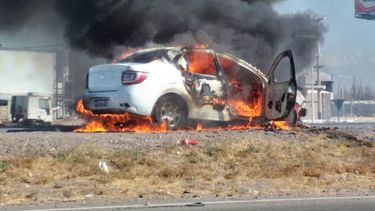 en fotos: un auto se prendio fuego por completo en el acceso este
