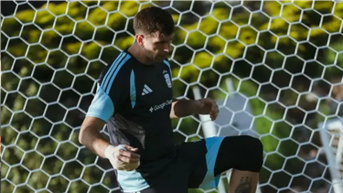 Emiliano Dibu Martínez continúa recuperándose de una fractura en su mano y encendió la atención en la previa del debut de la Selección Argentina en el Mundial 2026. Emiliano Dibu Martínez continúa recuperándose de una fractura en su mano y encendió la atención en la previa del debut de la Selección Argentina en el Mundial 2026.
