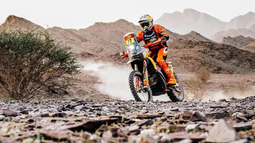 Luciano Benavides festeja su victoria en la quinta etapa del Rally Dakar y se ilusiona con dar pelea en la general.