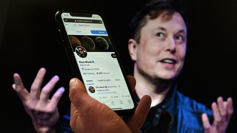 Elon Musk contraataca a Twitter.