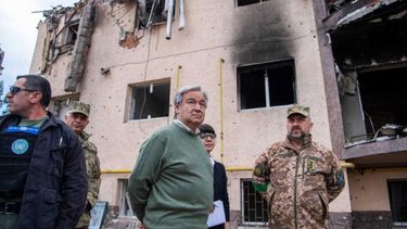 el secretario general de la onu recorre zonas devastadas por la guerra en ucrania