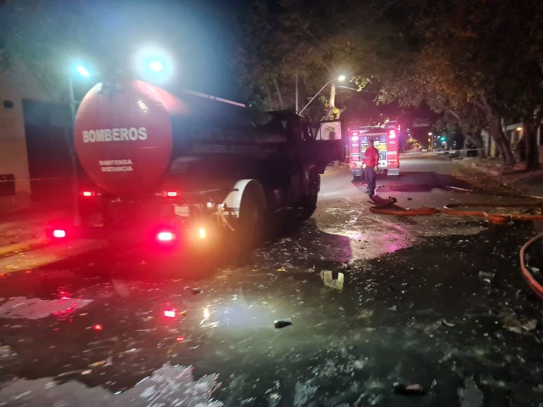 Personal de bomberos voluntarios de Guaymallén, del Cuartel Central, Edemsa y policía de Mendoza trabajaron en el lugar.