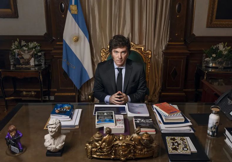 El escritorio de Javier Milei suele tener libros, incluso los de Gaturro. 